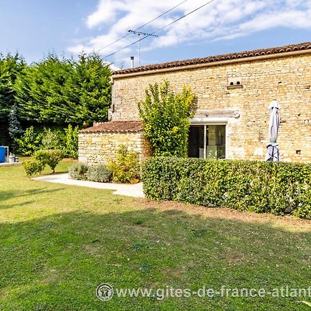 Gîte  Les Tourterelles Thaims Extérieur photo