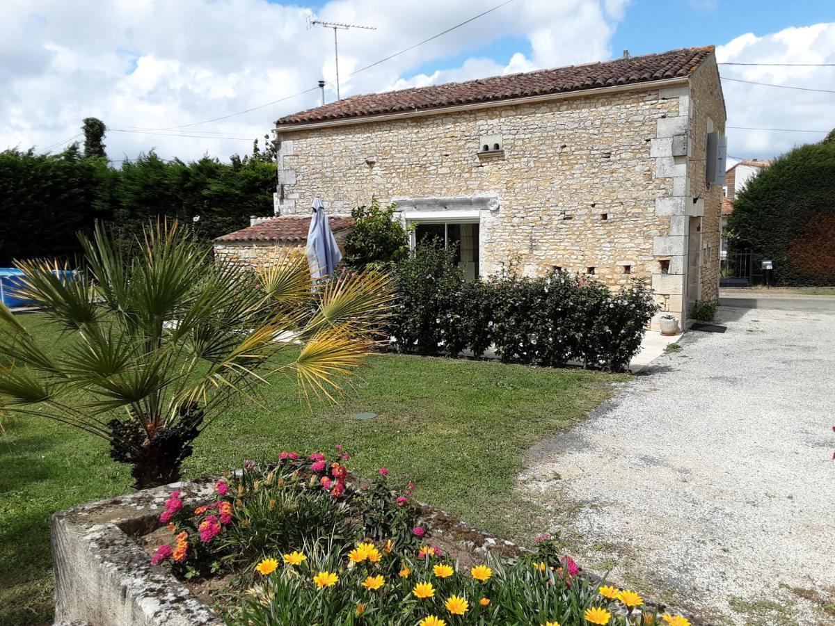 Gîte  Les Tourterelles Thaims Extérieur photo