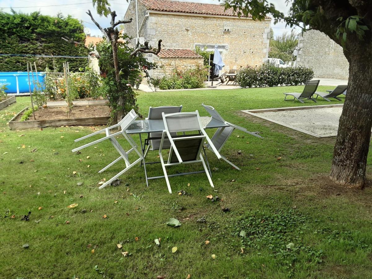 Gîte  Les Tourterelles Thaims Extérieur photo