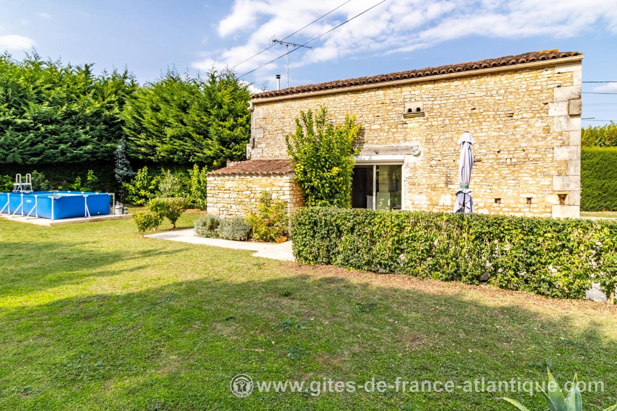 Gîte  Les Tourterelles Thaims Extérieur photo