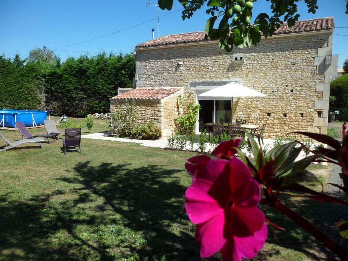 Gîte  Les Tourterelles Thaims Extérieur photo